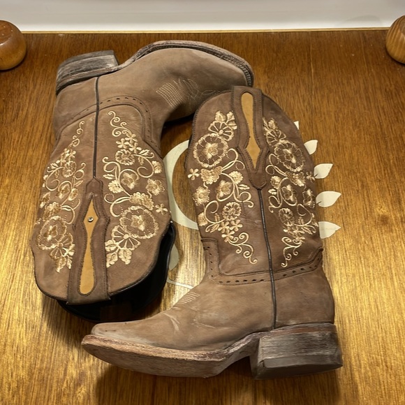 Women's JOE EXCLUSIVE brown boot with white flowers. Size 6.5 - Picture 5 of 8